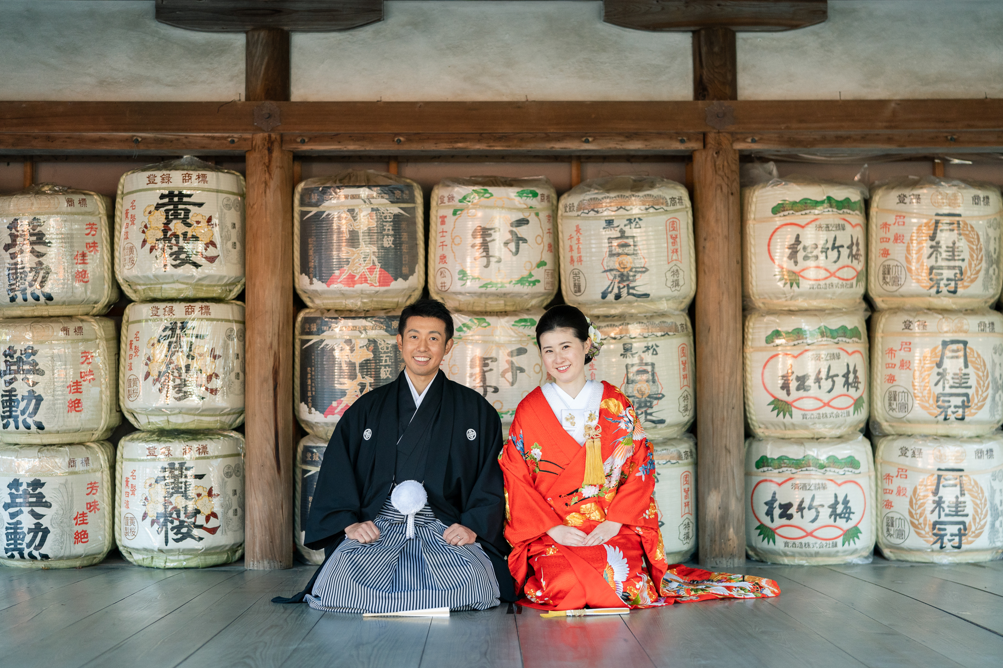 酒樽の前で正座撮影。吉田神社前撮り。