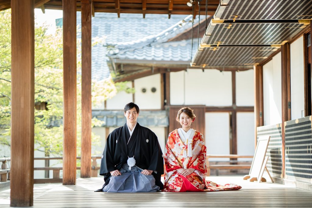 大覚寺の広い廊下で正座シーン