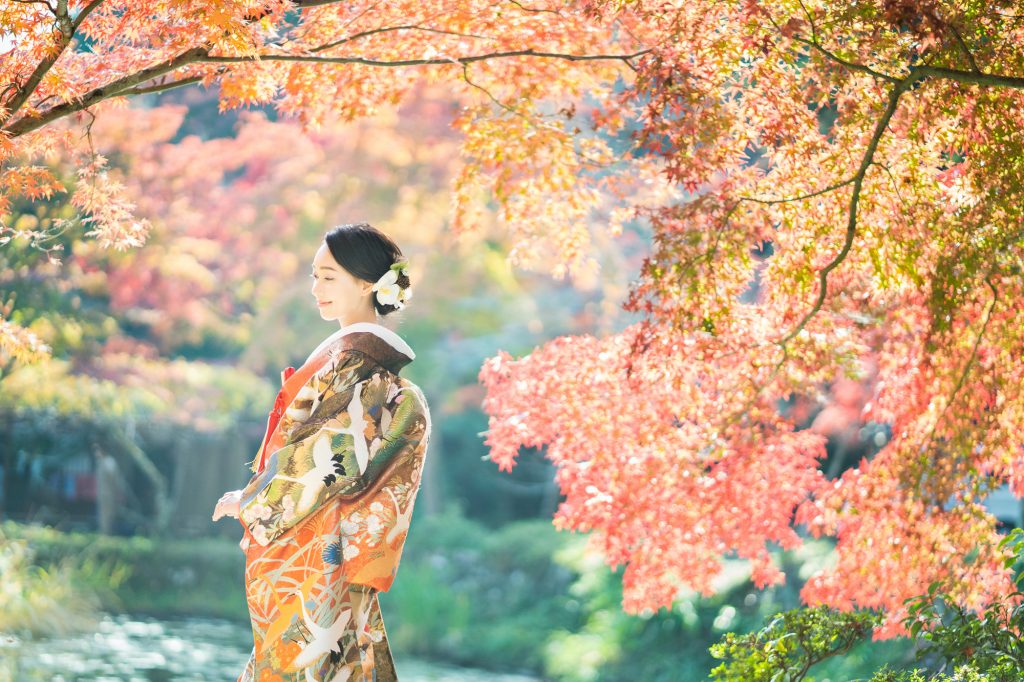 紅葉の中、新婦様ソロ