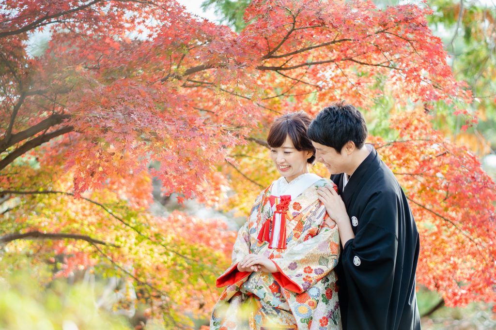 紅葉の中、ハグ