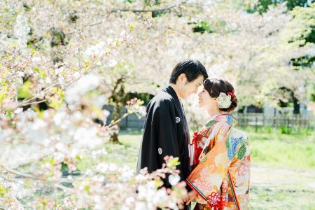 葉桜に包まれた花嫁花婿