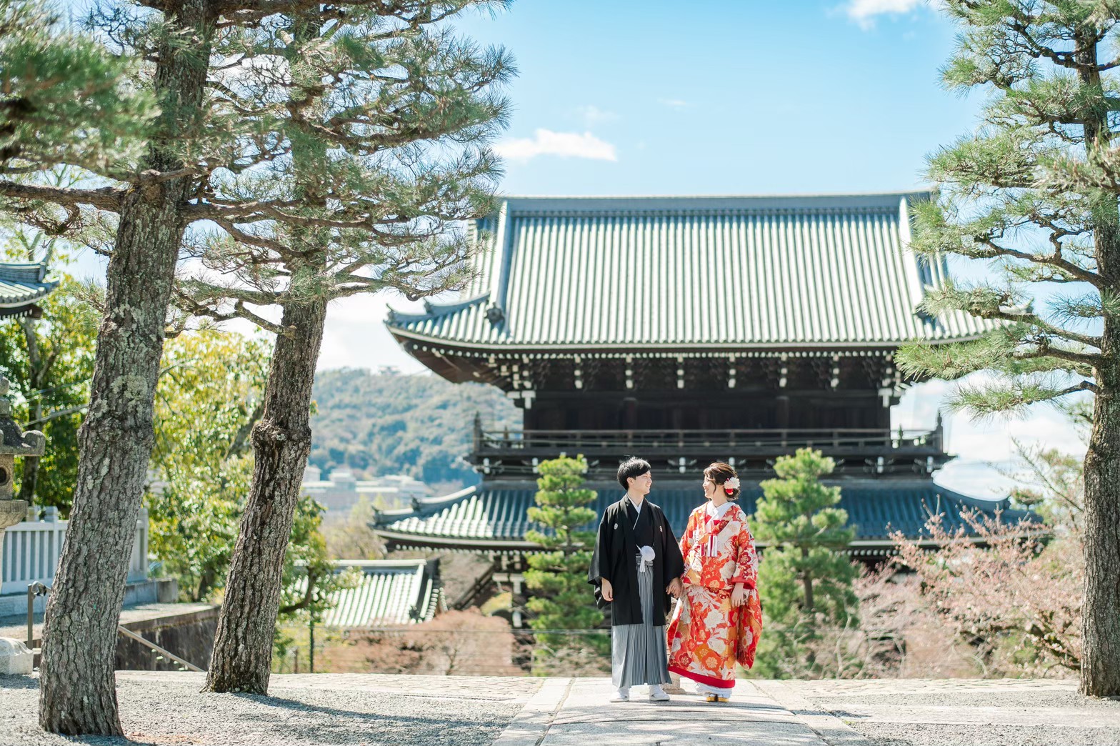 山門を背景に