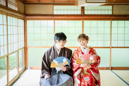 扇子をもって和装前撮り
