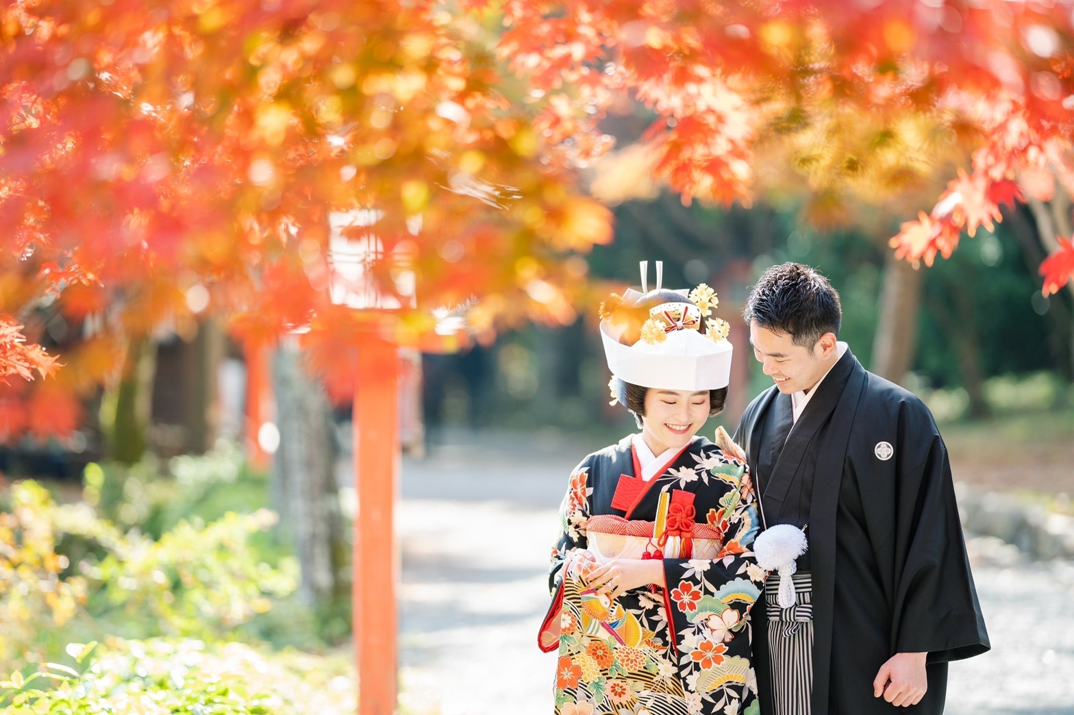 紅葉の中、角隠しスタイルで撮影