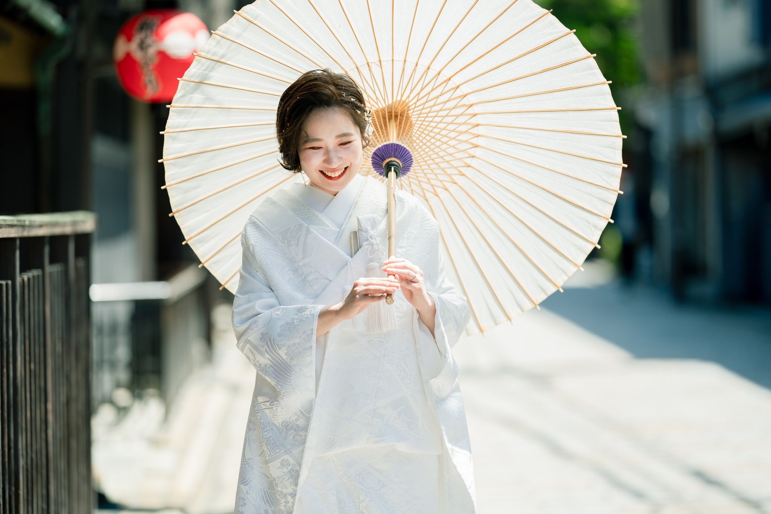 白い和傘と白無垢花嫁