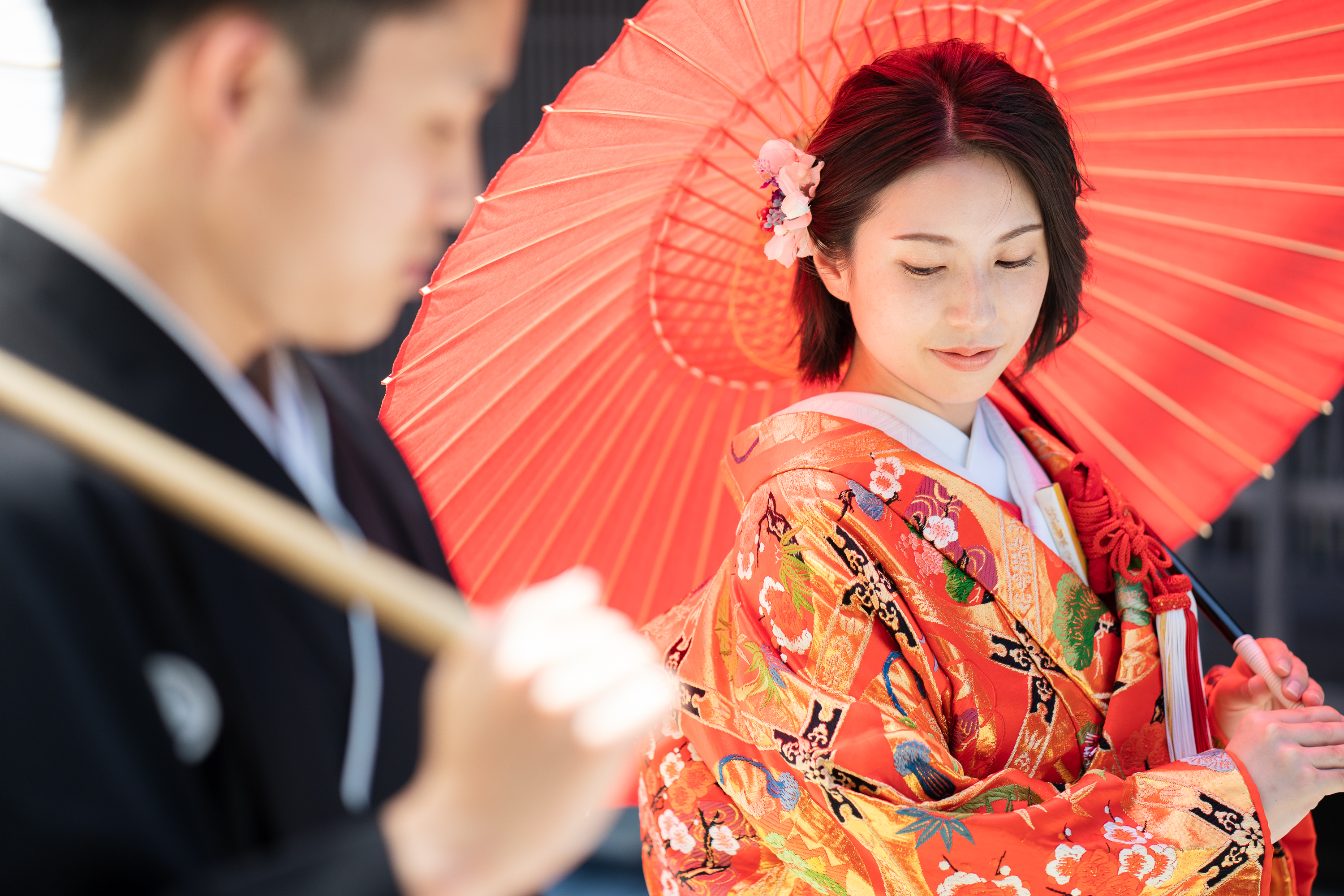 和傘をさす花嫁様