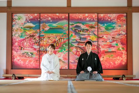 隨心院の襖絵前で正座シーン