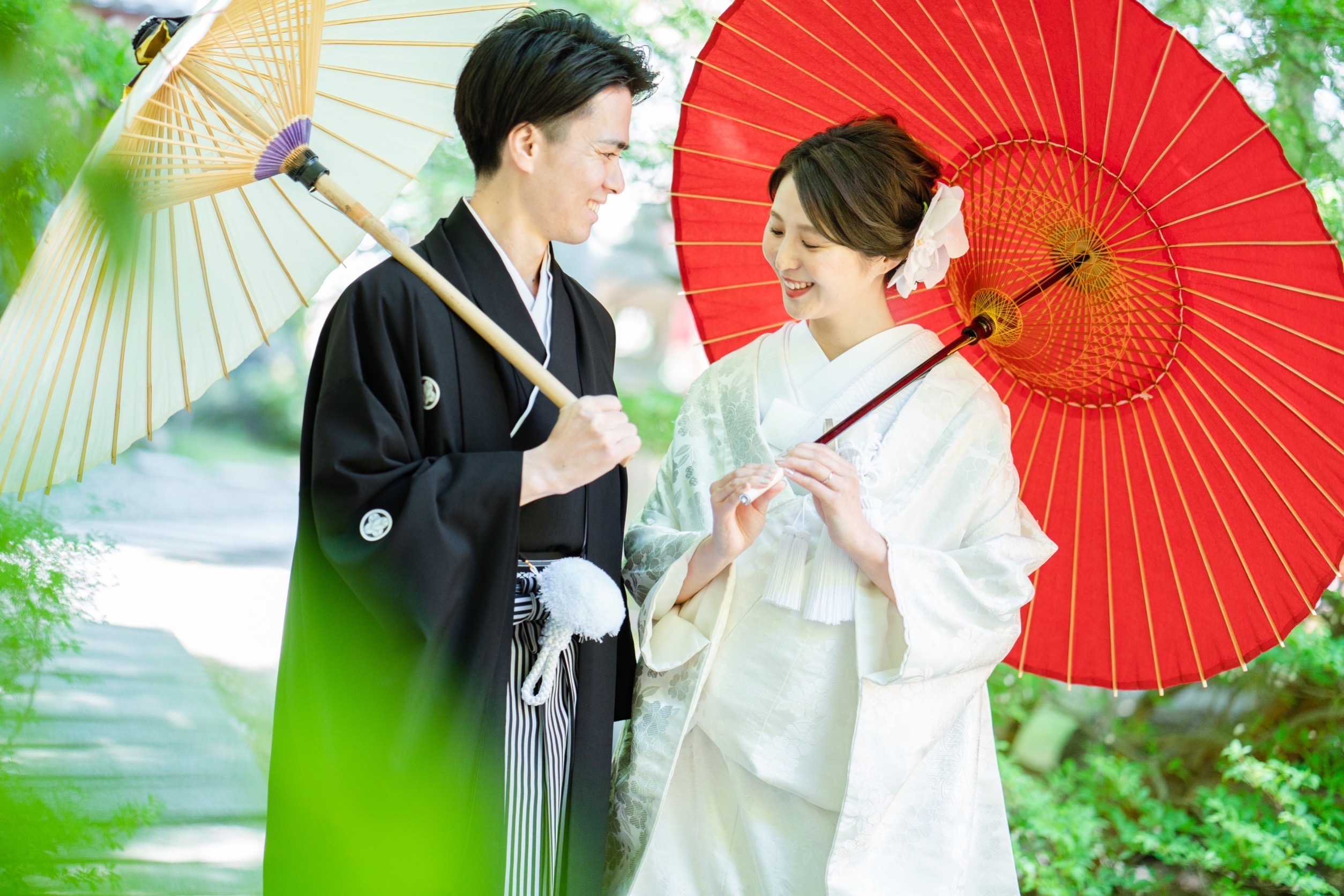 和傘を持つ新郎新婦