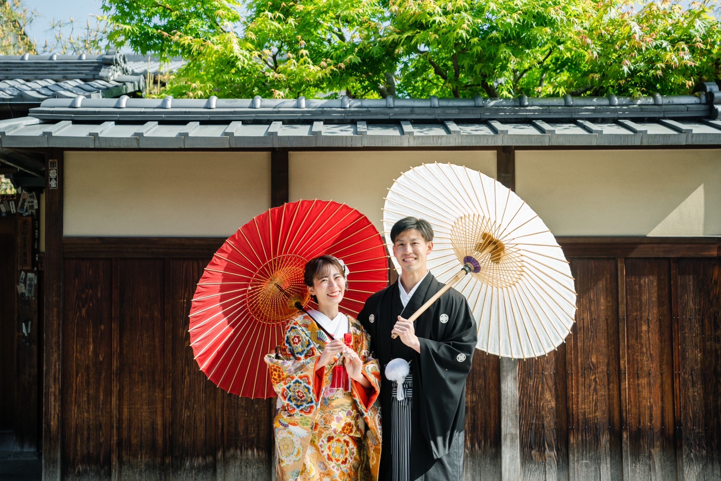 和傘を持った新郎新婦様