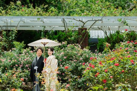 京都府立植物園のバラ園で和装前撮りイメージ