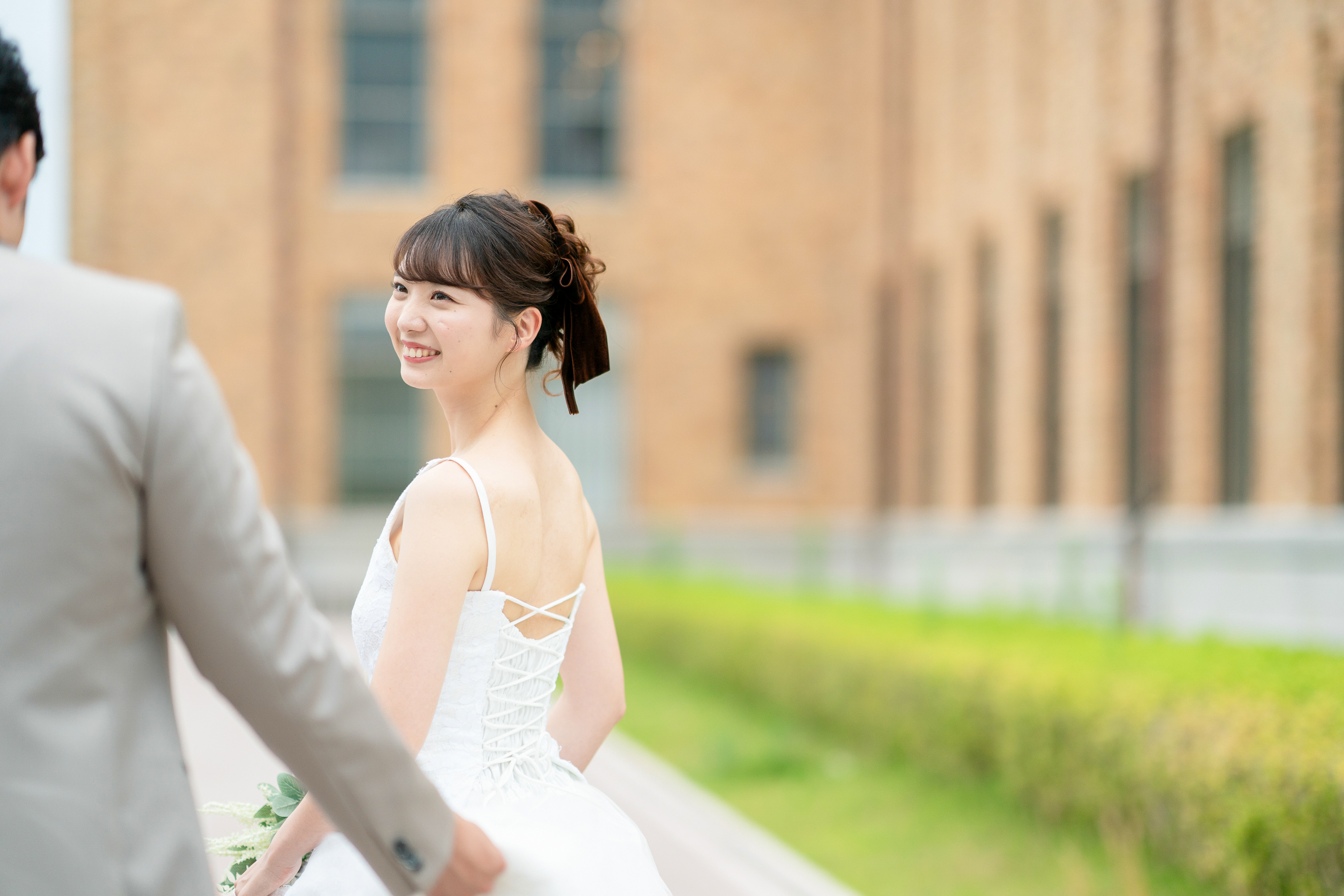京セラ美術館で洋装前撮りイメージ（新婦様振り向き）