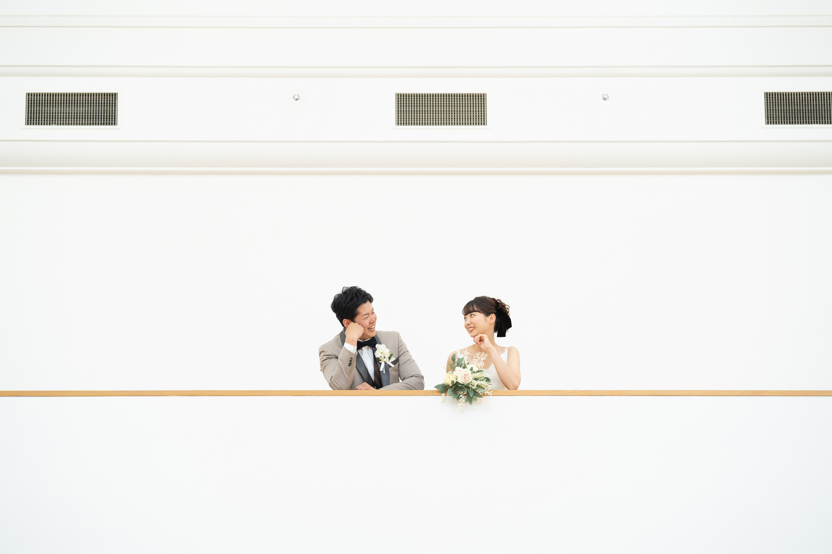 京セラ美術館で洋装前撮りイメージ（屋内）