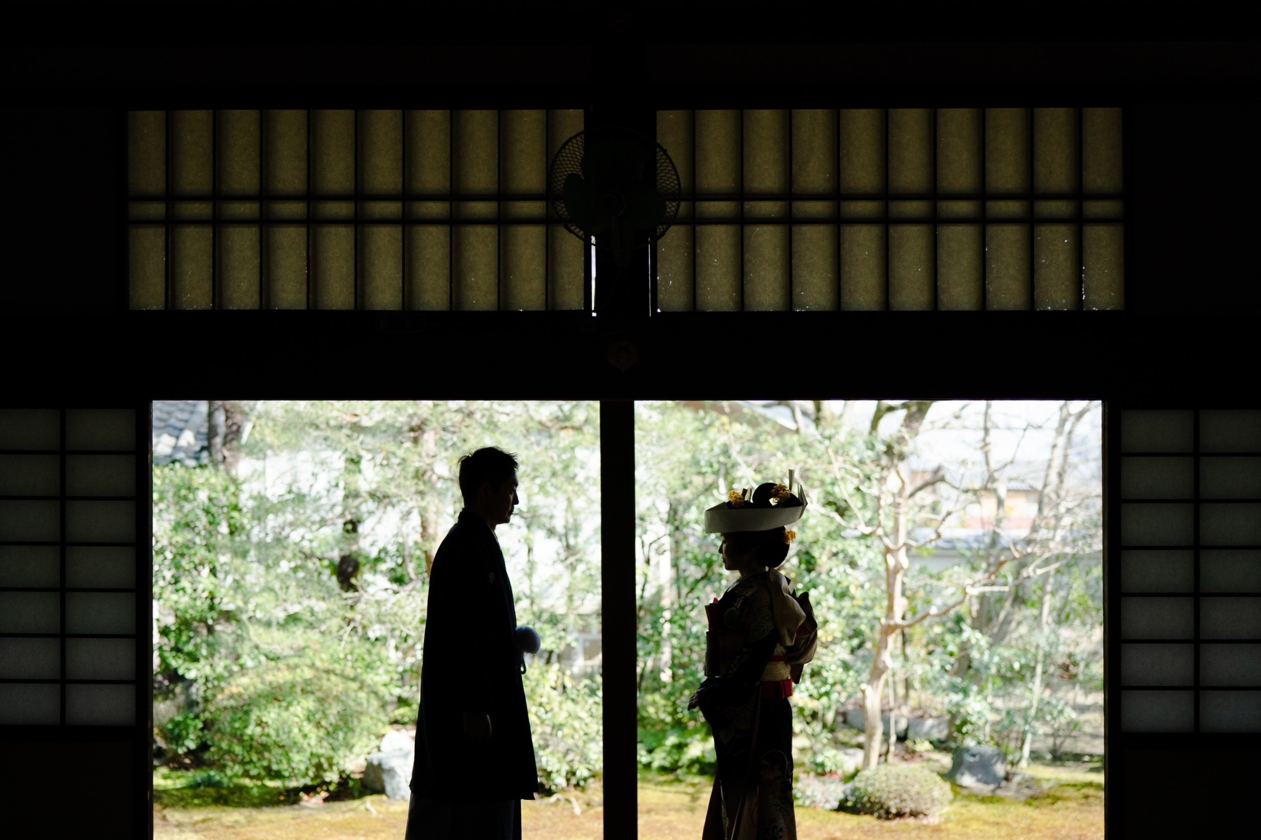 本法寺で和装前撮り事例（シルエット）