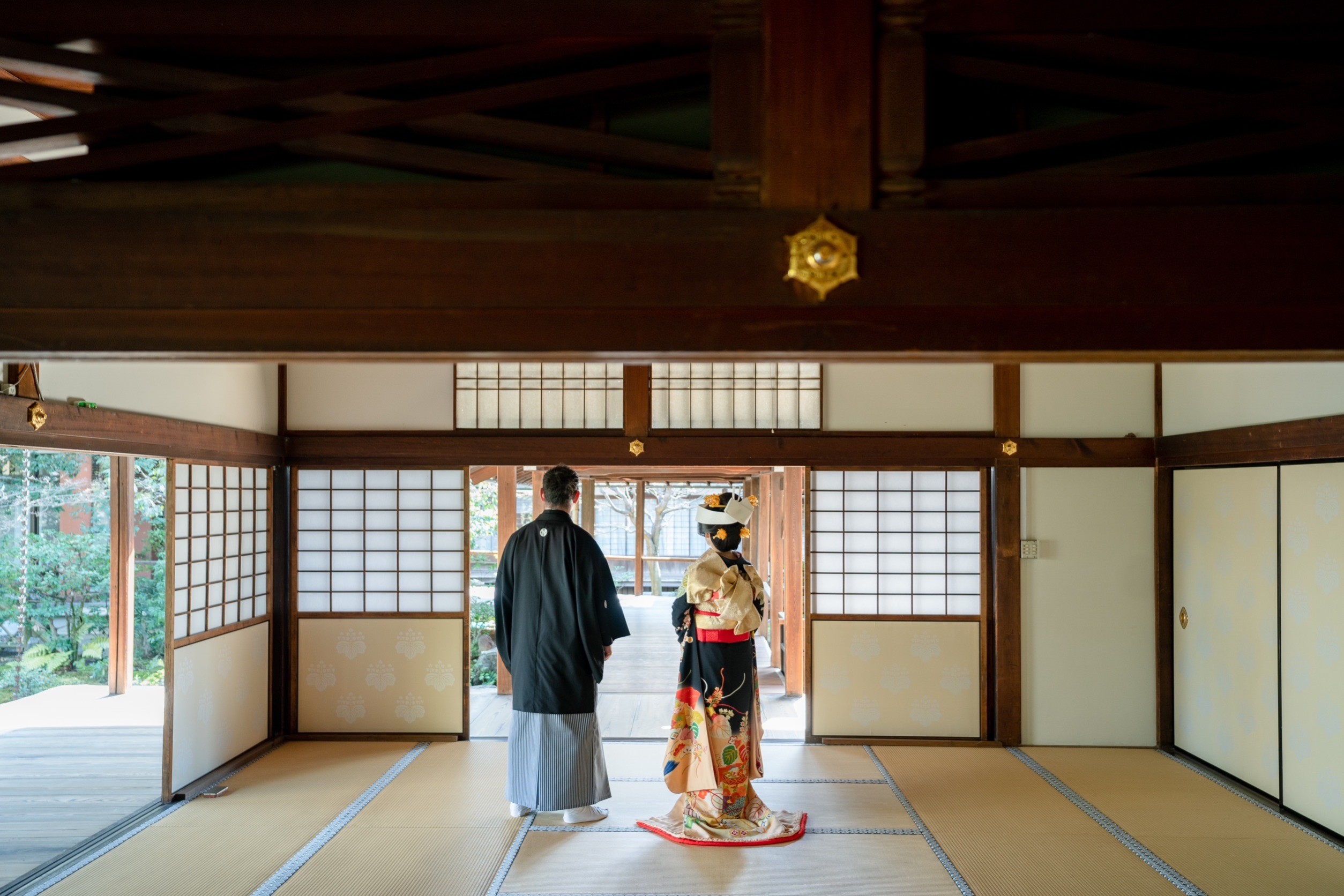 本法寺で和装前撮り事例（後ろ姿）