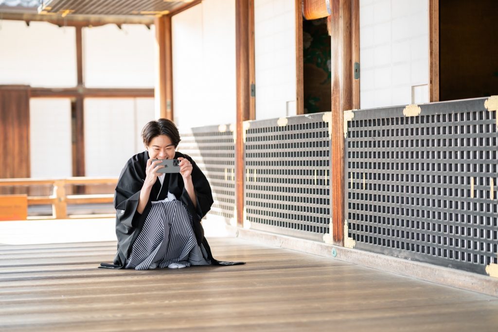 大覚寺前撮り「写メしているい新郎様」