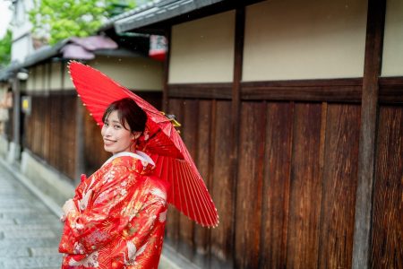 雨の日の八坂の塔付近で前撮り