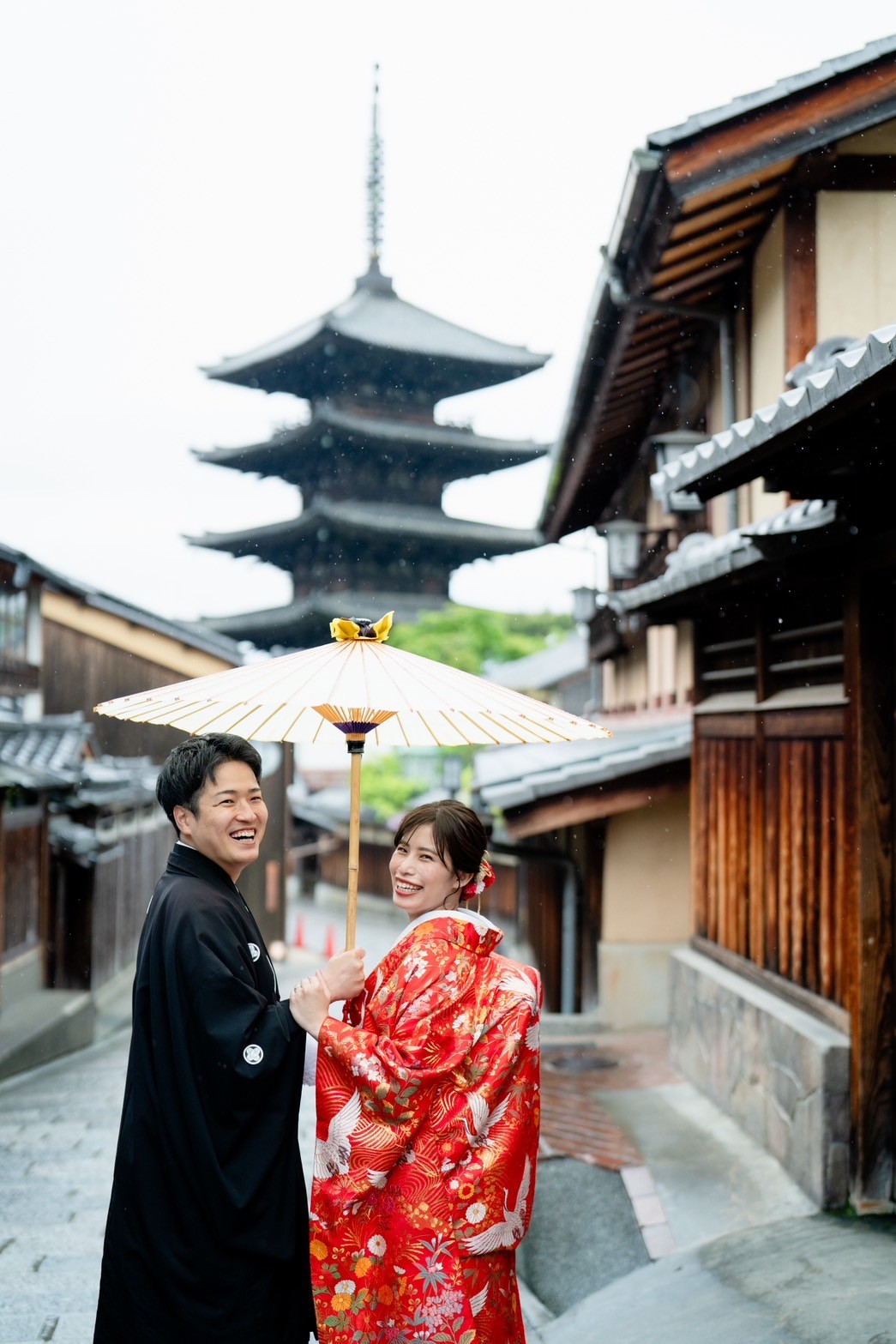 雨の日の八坂の塔付近で前撮り
