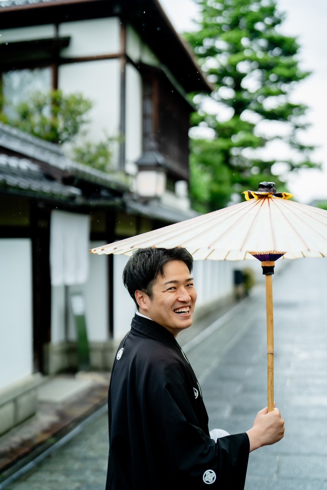 雨の日の八坂の塔付近で前撮り