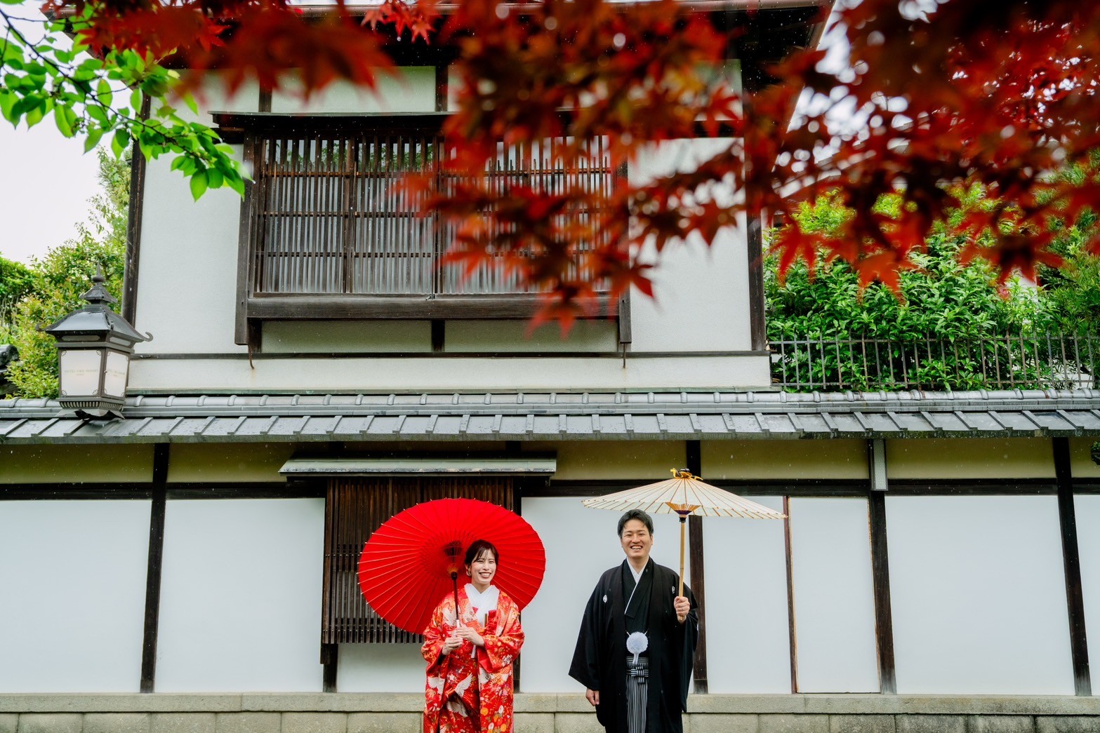 雨の日の八坂の塔付近で前撮り