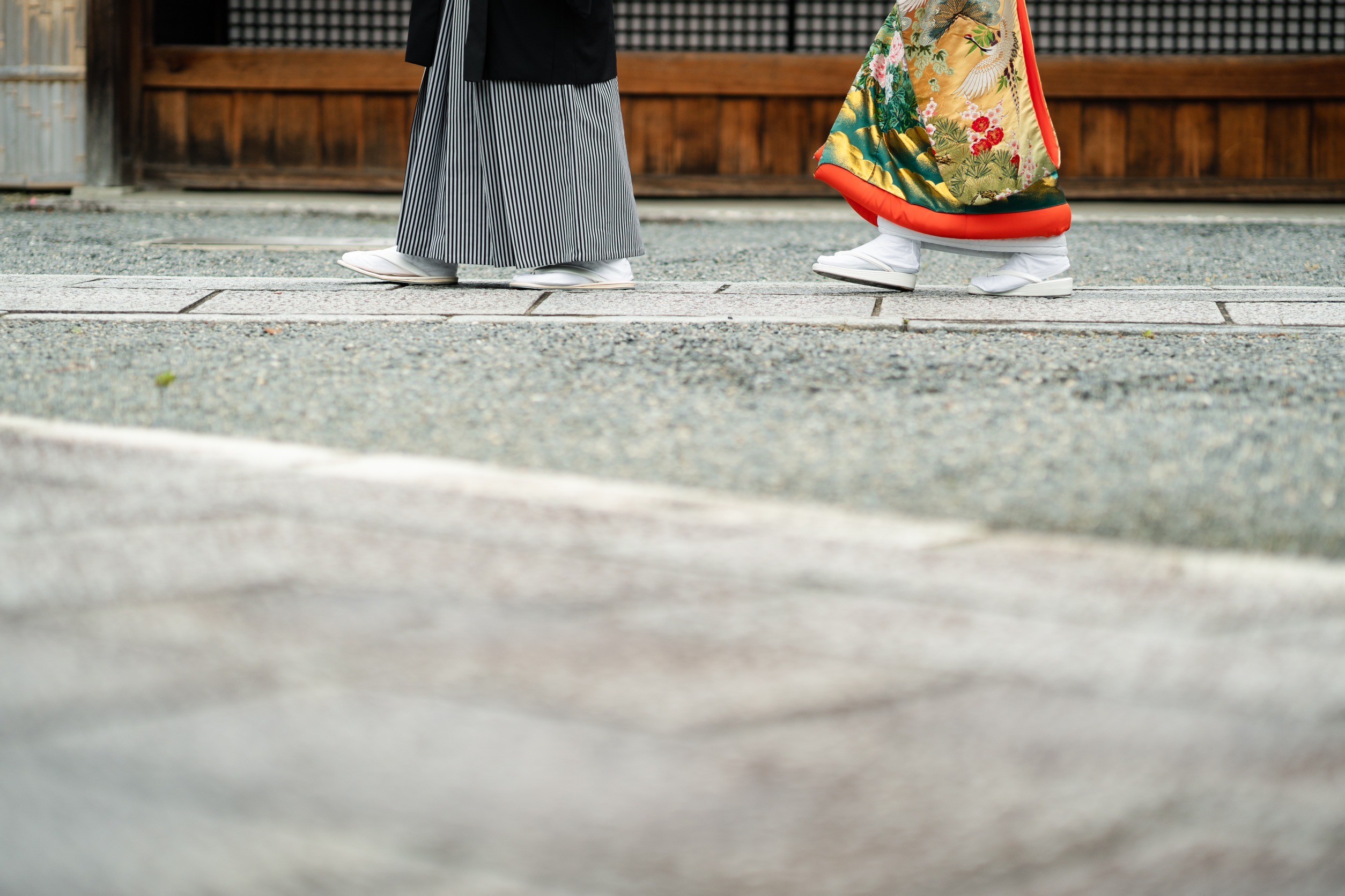 足元のイメージ写真（色打掛と紋付き袴）
