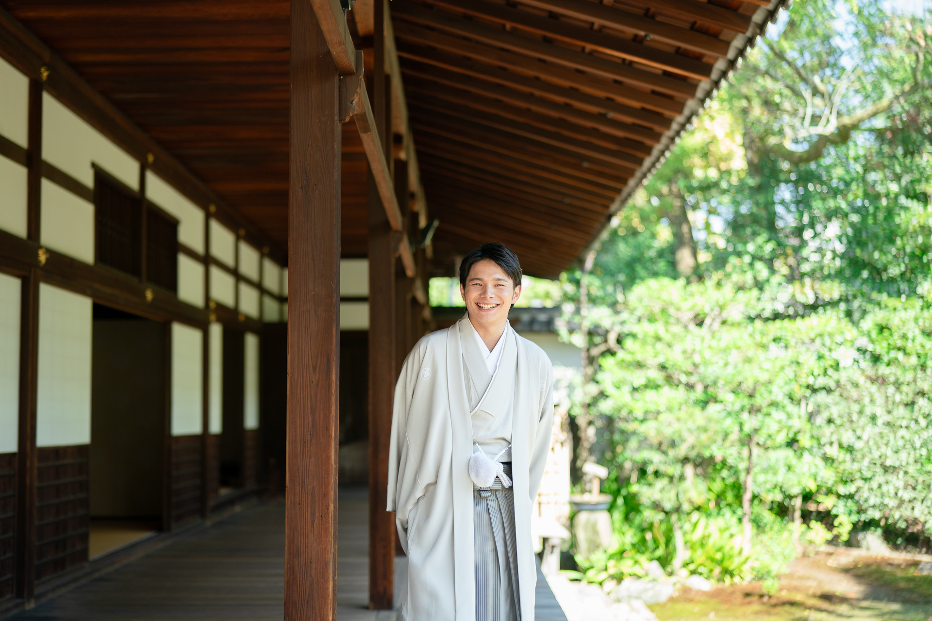 色紋付き袴姿の新郎様