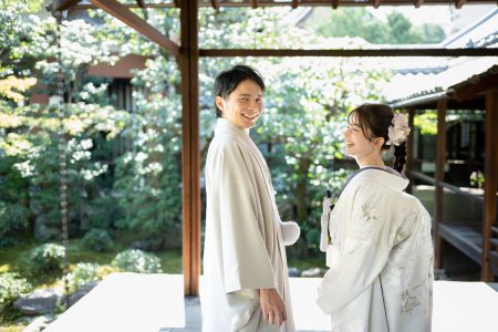 笑顔の新郎新婦