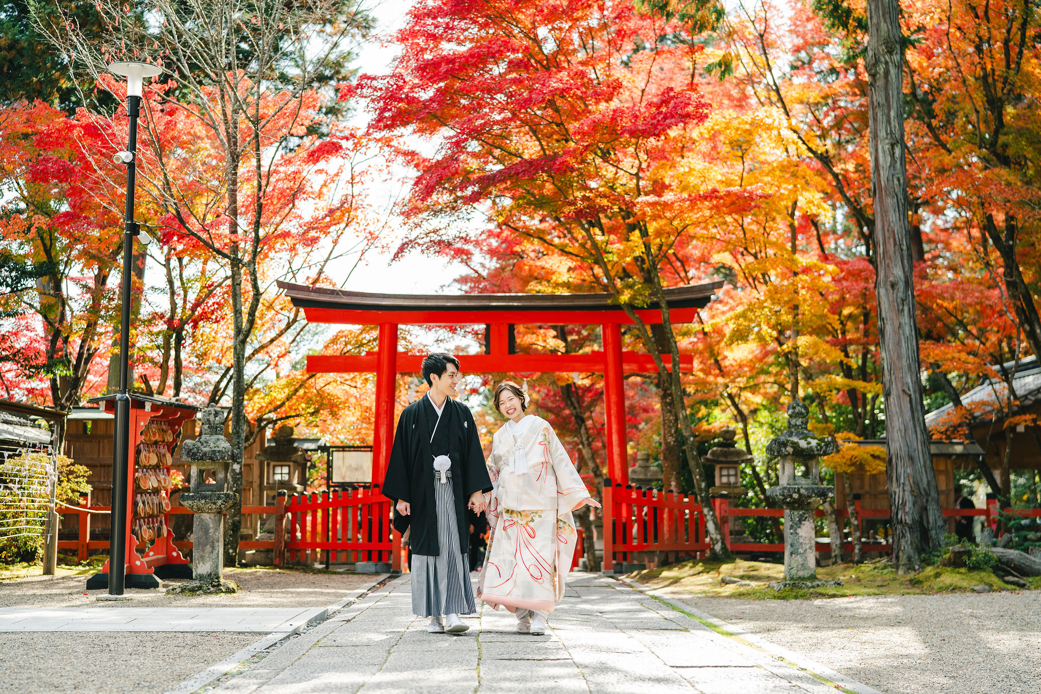 紅葉の大原野神社で和装撮影イメージ