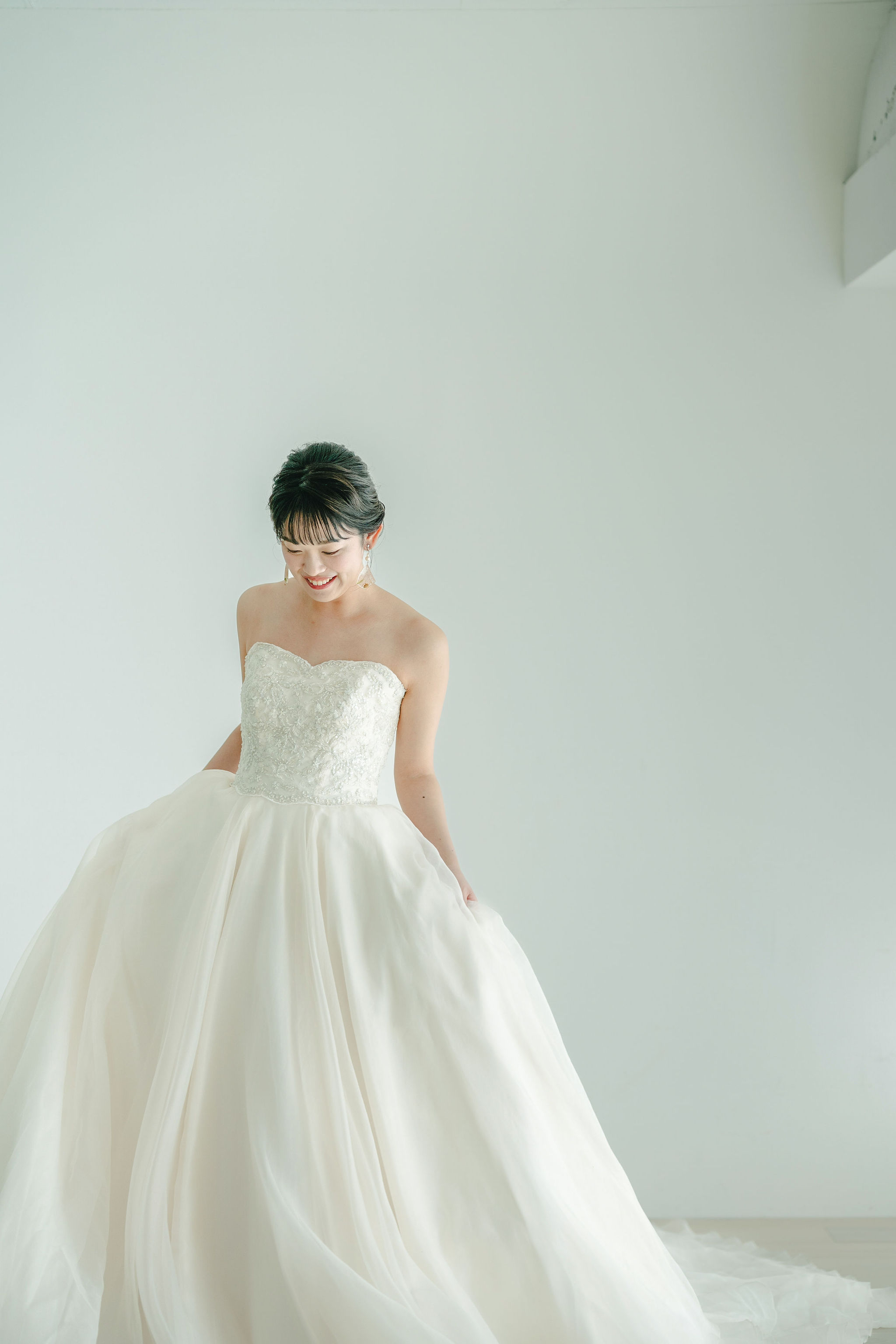 自然光が差し込むスタジオで洋装前撮りをする新婦（京都 洋装フォト）