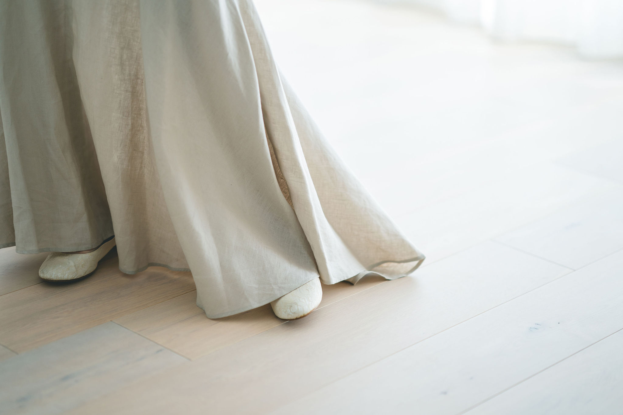 ナチュラルテイストのウェディングドレスを着た新婦の洋装前撮り