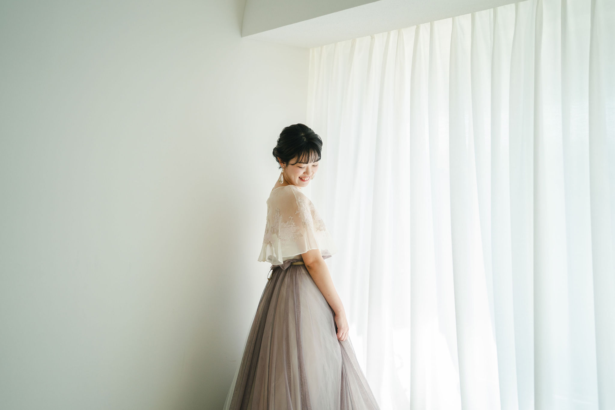 ナチュラルテイストのウェディングドレスを着た新婦の洋装前撮り