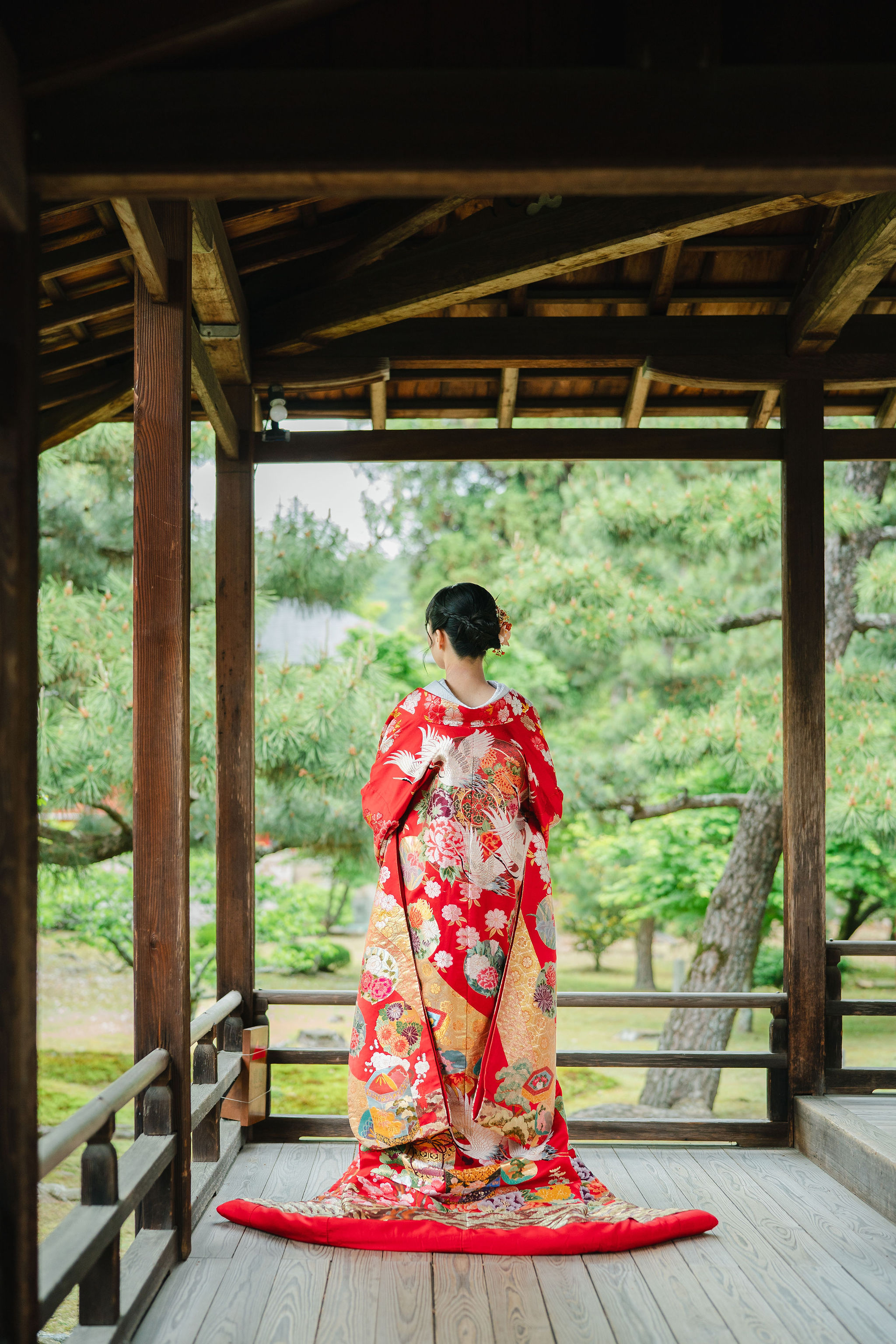 大覚寺の廊下にて、色打掛の後ろ姿イメージ