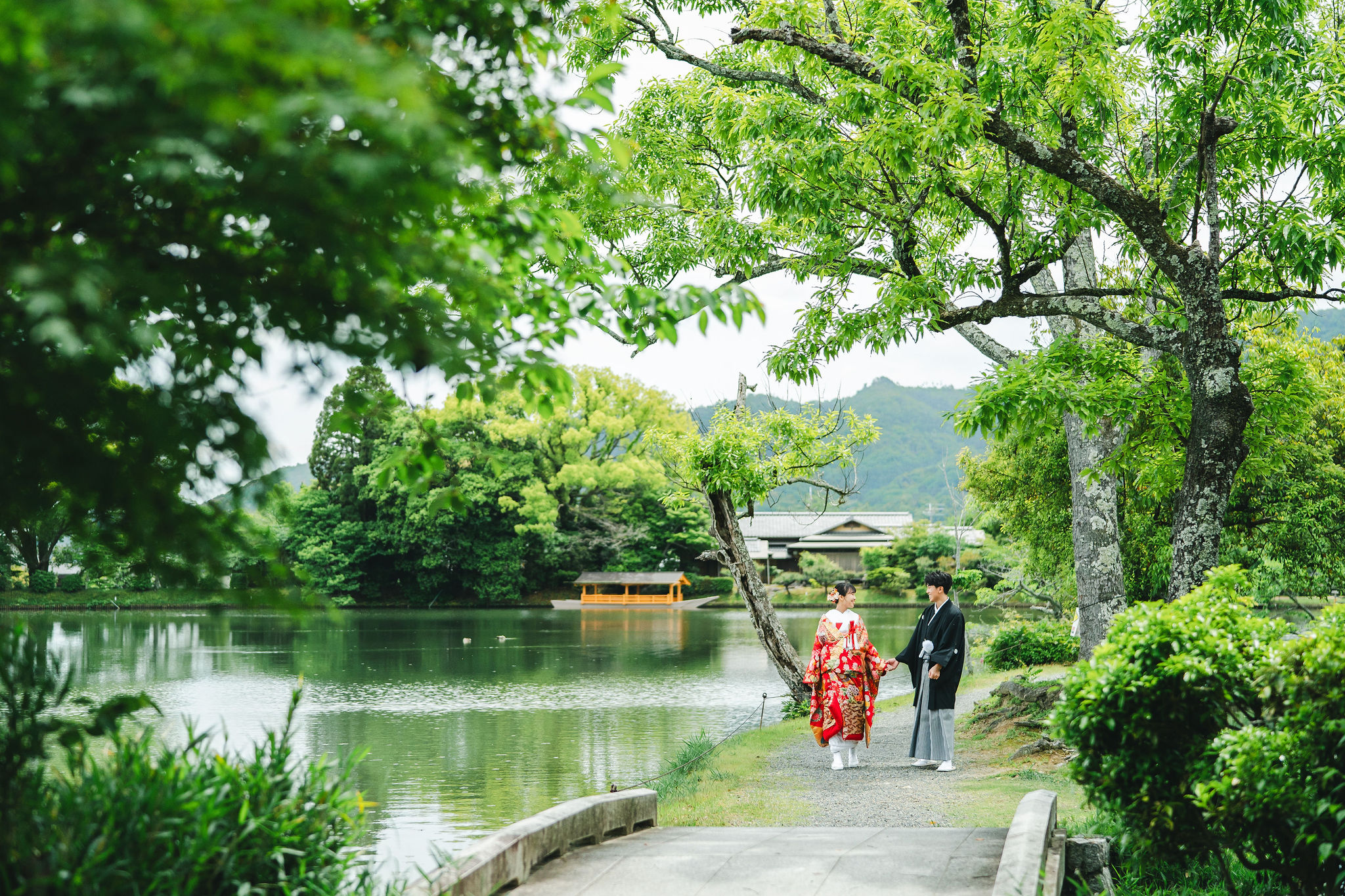 新緑シーズンの大覚寺｜大沢池周辺を歩いているイメージ