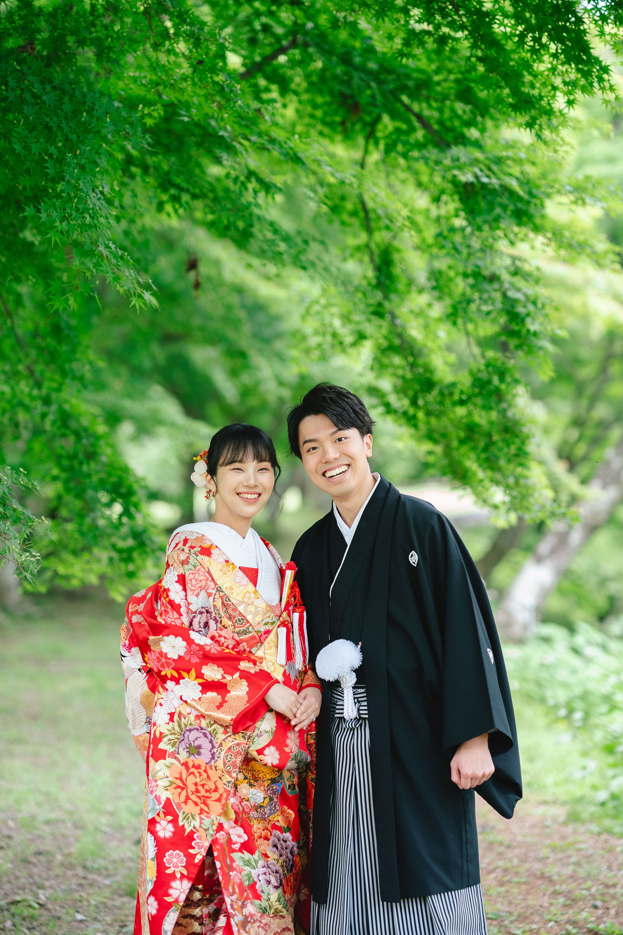 大覚寺前撮りで笑顔の新郎新婦様。