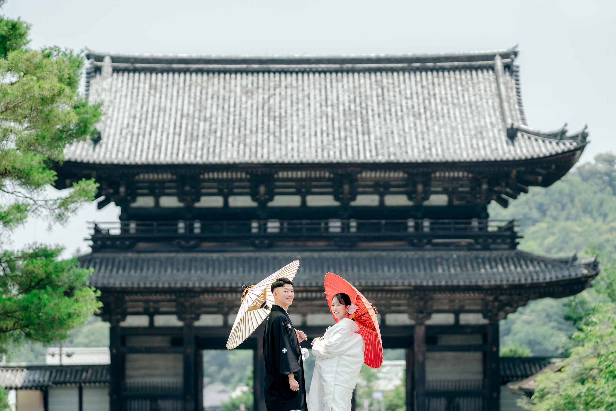 仁和寺の境内で前撮り（和傘をもって）