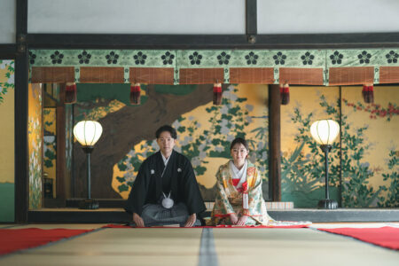 智積院大書院で金障壁画を背景に和装で正座する新郎新婦のフォトウェディング写真