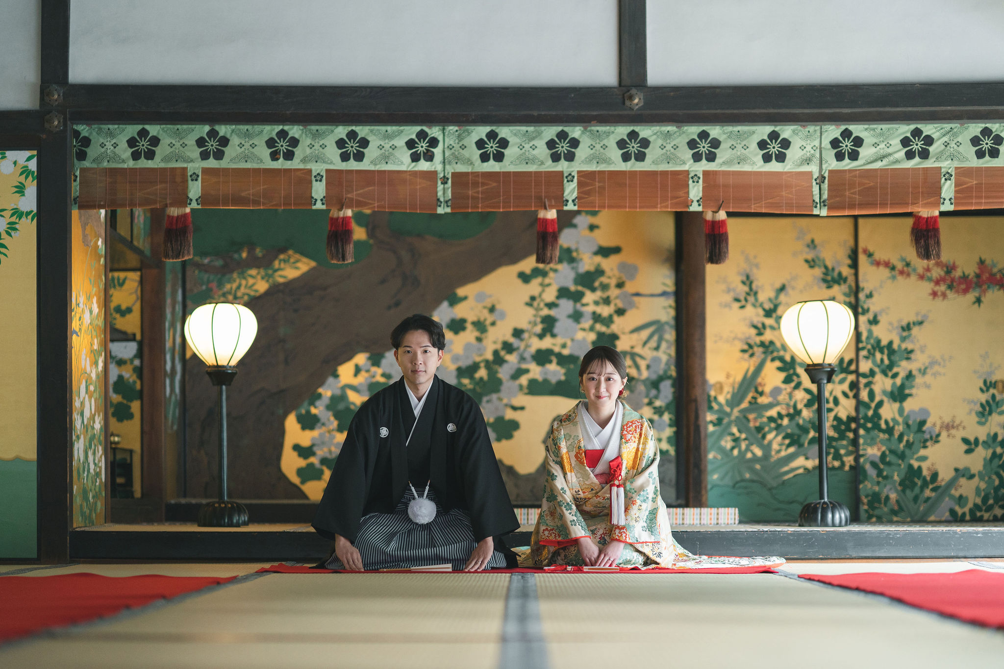 智積院大書院で金障壁画を背景に和装で正座する新郎新婦のフォトウェディング写真