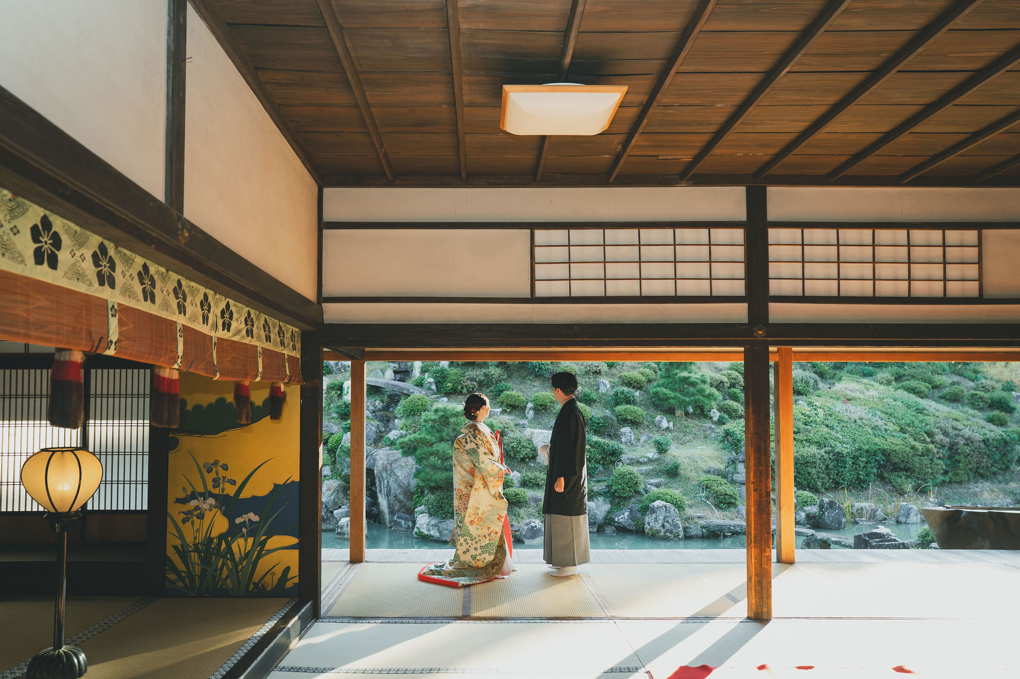 智積院大書院から名勝庭園を眺める和装姿の新郎新婦フォトウェディング