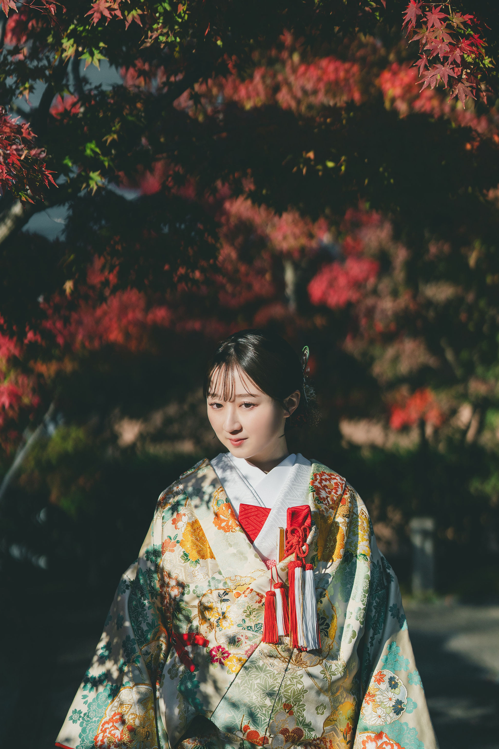 智積院の紅葉を背景に色打掛で佇む花嫁の和装フォトウェディング