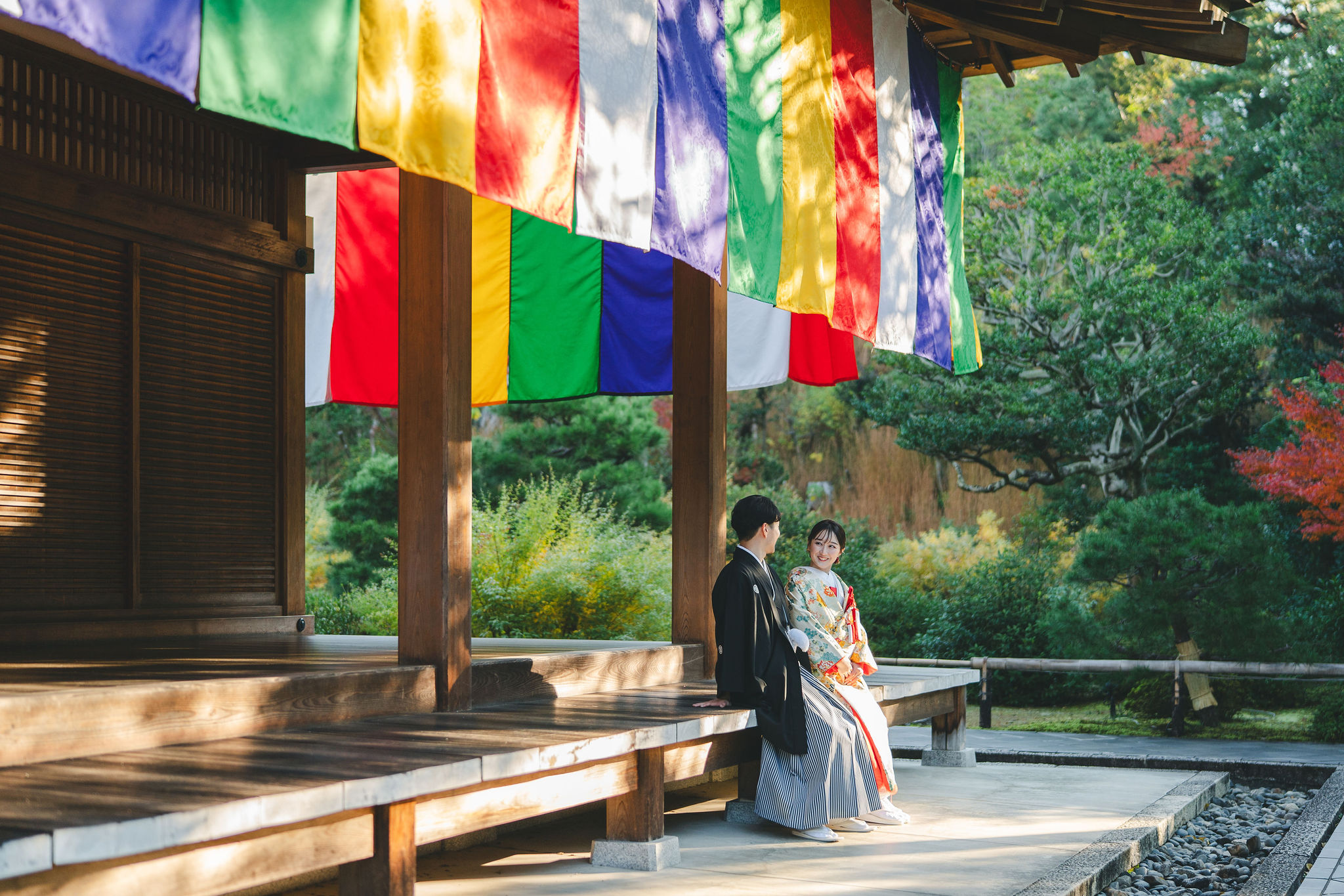 智積院の縁側で