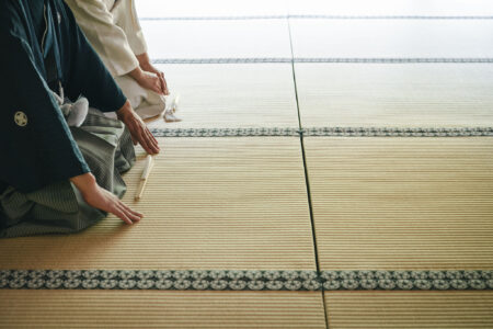 手元（正座シーン）