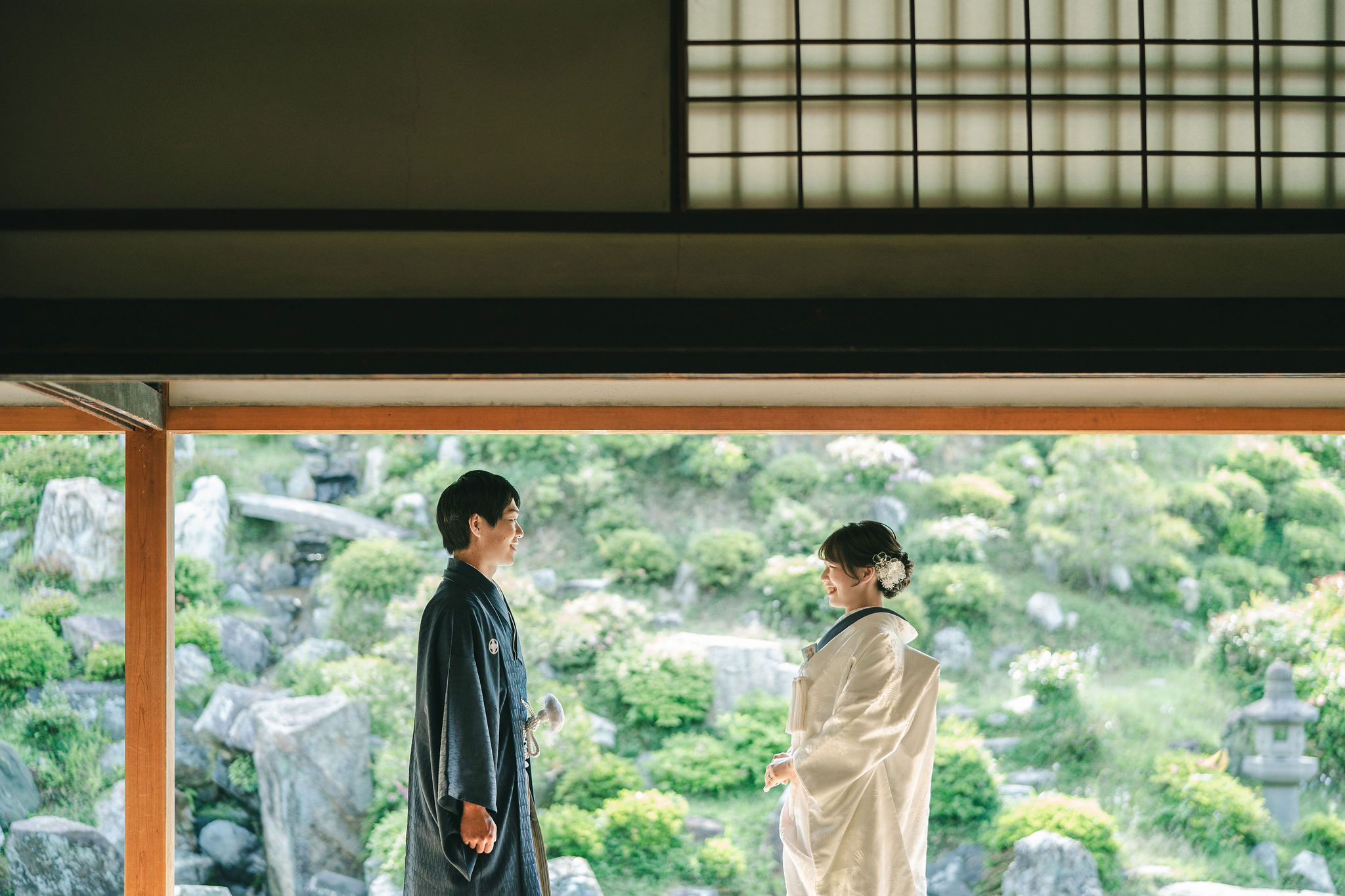 智積院の縁側で向かい合って