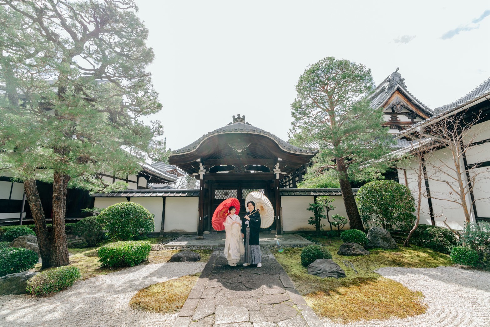 京都の本法寺、白無垢と黒紋付袴の衣装で前撮り。和傘を持った写真です。