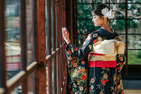 寺院で撮影した引き振袖の後ろ姿の和装前撮り