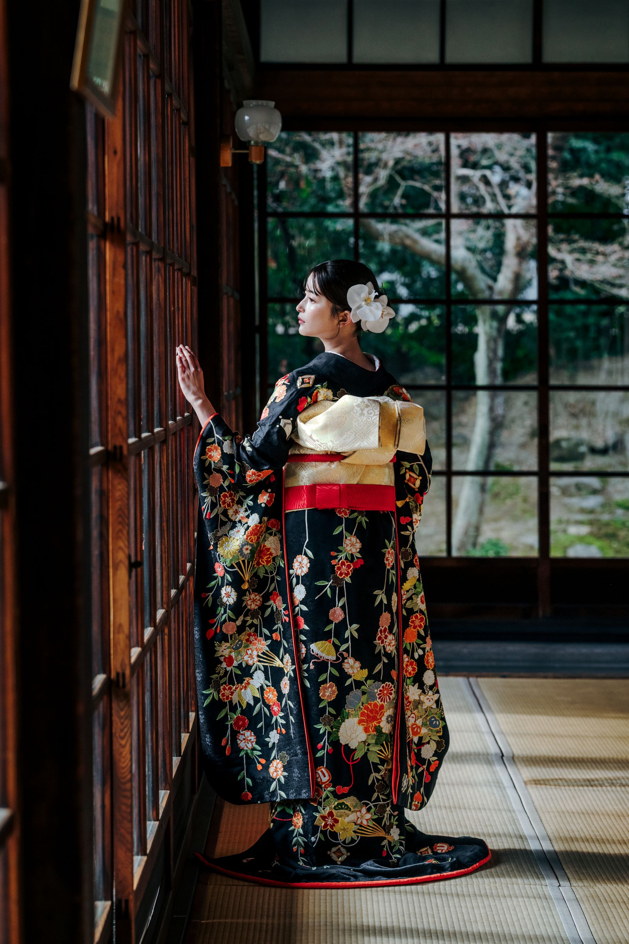 立本寺の廊下で、黒引き振袖着用の花嫁撮影。