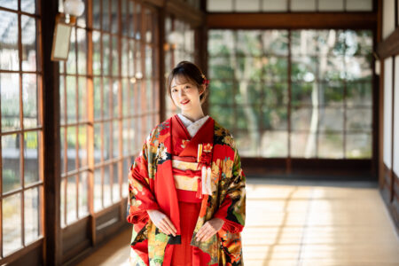 立本寺の廊下で、真っ赤な色掛下に女優着用の色打掛を羽織った写真