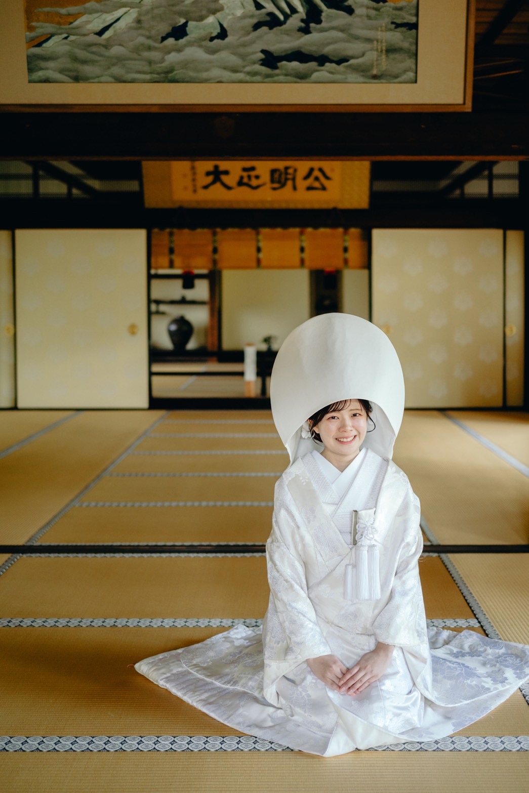 白無垢に綿帽子をかぶった花嫁。和装前撮りの定番イメージです。