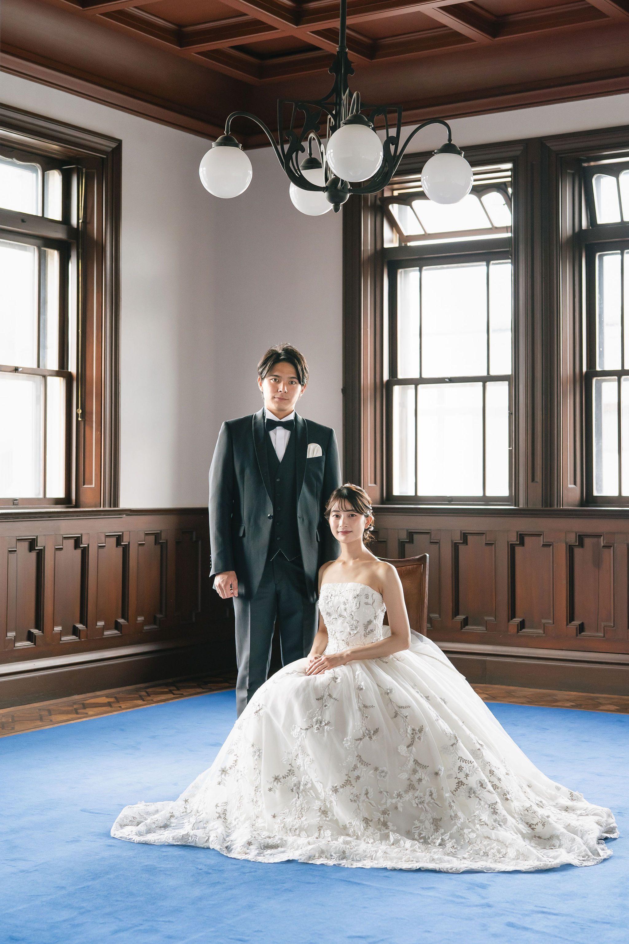 本願寺伝道院の洋館室内で撮影した新郎新婦のフォーマルポートレート