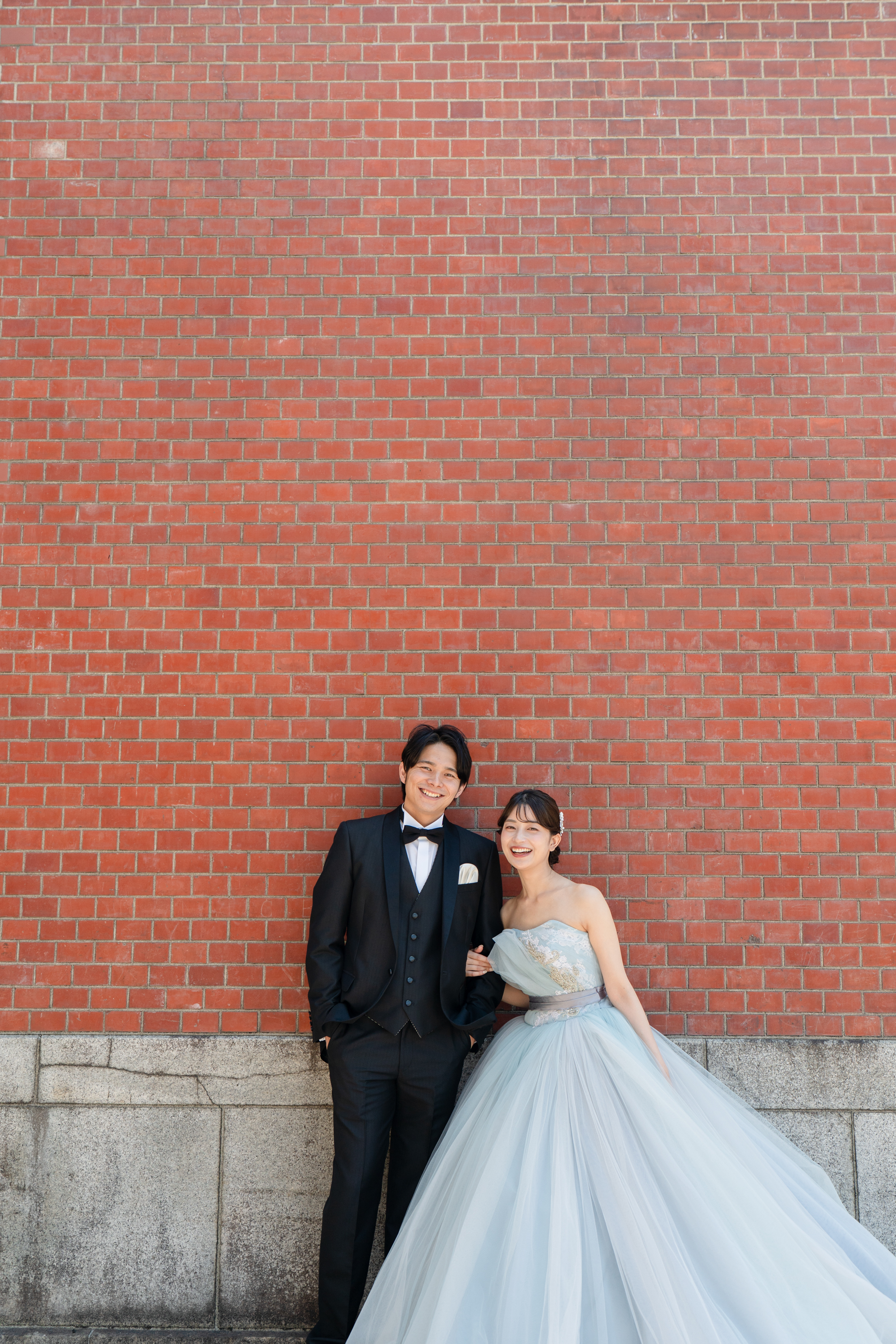 本願寺伝道院の赤レンガ壁と新郎新婦