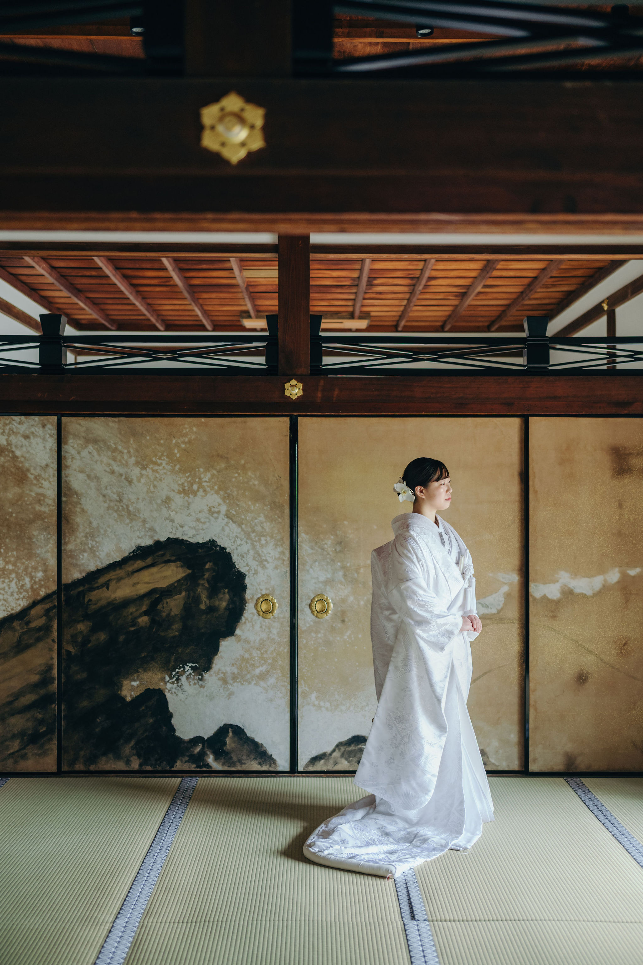 仁和寺白書院の襖絵を背景に立つ白無垢姿の花嫁