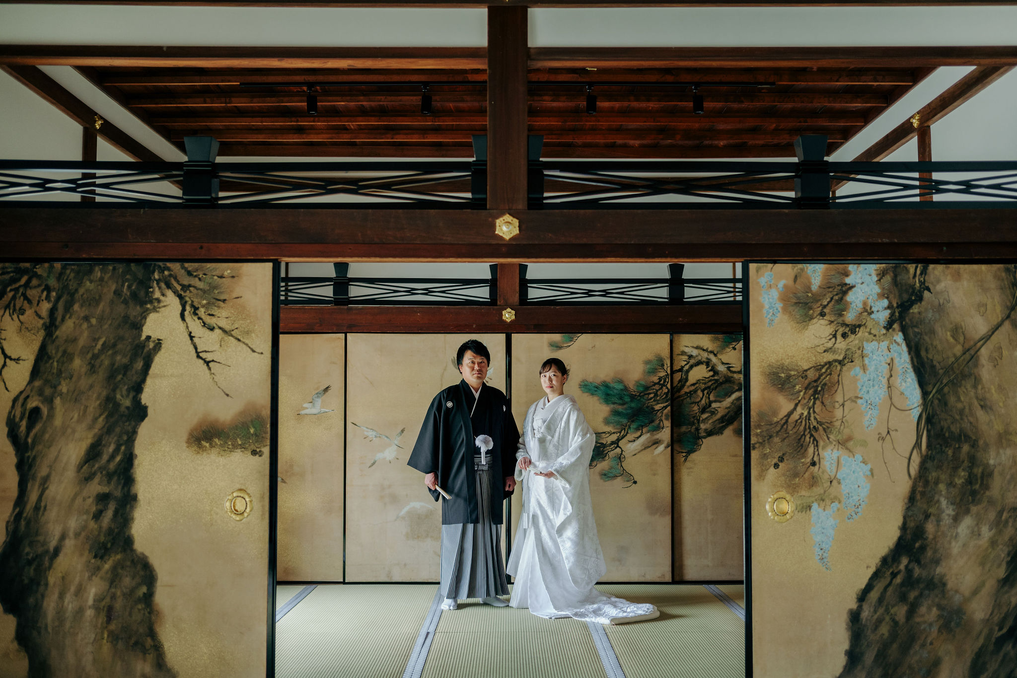 仁和寺白書院の襖絵を背景に撮影した和装前撮りの新郎新婦